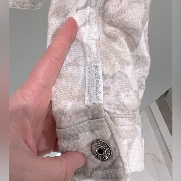 7 For All Mankind Sydney Garden Floral Printed Denim Jacket - Picture 6 of 8